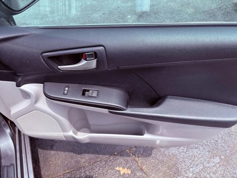 Used 2013 Toyota Camry L image 19