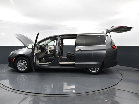 Used 2022 Chrysler Voyager LX image 34