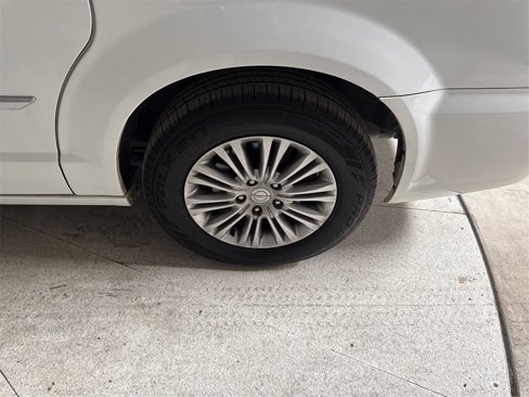 Used 2015 Chrysler Town & Country Touring-L image 13