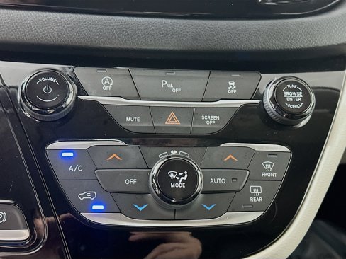 Used 2019 Chrysler Pacifica Touring-L image 15