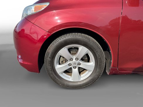 Used 2016 Toyota Sienna LE image 9