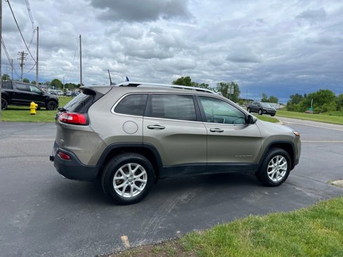 Used 2016 Jeep Cherokee Latitude w/ Safety/Convenience Group image 9