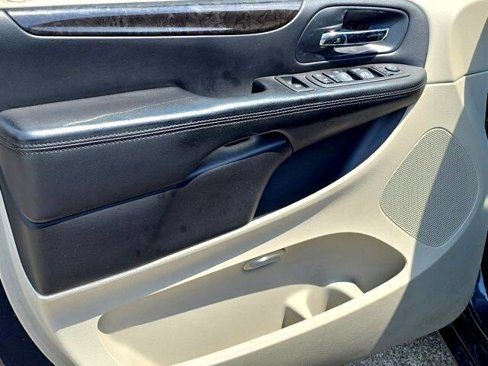 Used 2014 Dodge Grand Caravan SXT image 15