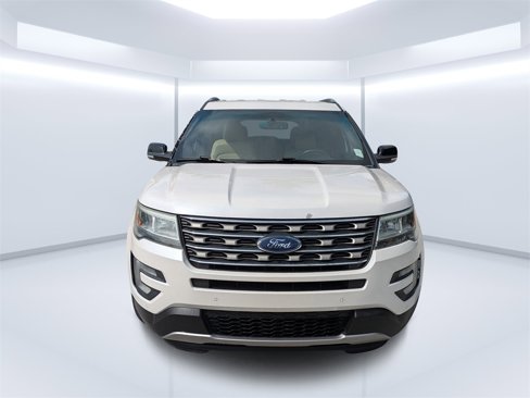 Used 2017 Ford Explorer XLT w/ Equipment Group 202A image 8
