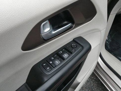 Used 2018 Chrysler Pacifica Touring-L image 14