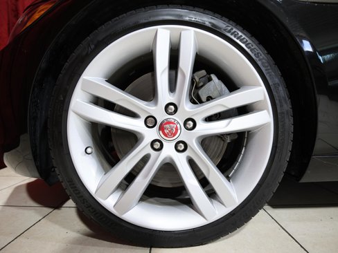 Used 2017 Jaguar XE Premium image 7