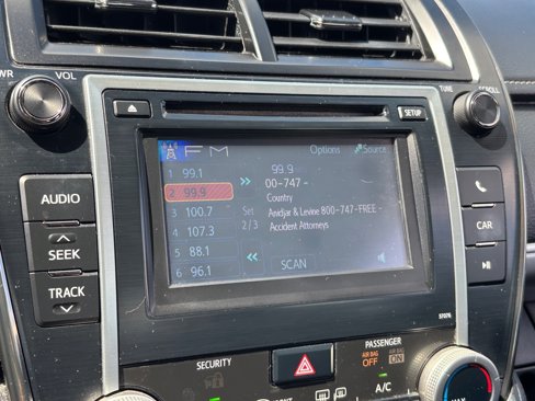 Used 2014 Toyota Camry L image 29