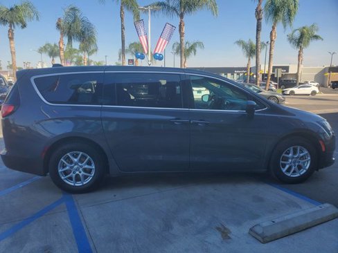Used 2022 Chrysler Voyager LX image 4