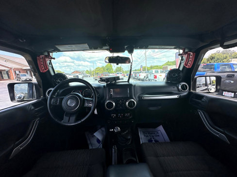 Used 2012 Jeep Wrangler Unlimited Rubicon w/ Connectivity Group image 10