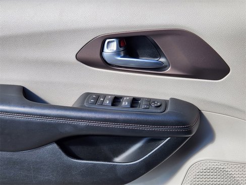 Used 2018 Chrysler Pacifica Touring-L image 6