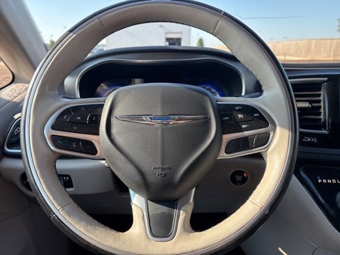 Used 2019 Chrysler Pacifica Limited image 16