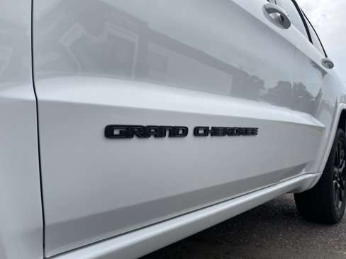Used 2018 Jeep Grand Cherokee Altitude image 20