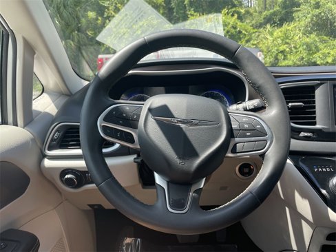 Used 2022 Chrysler Voyager LX image 14