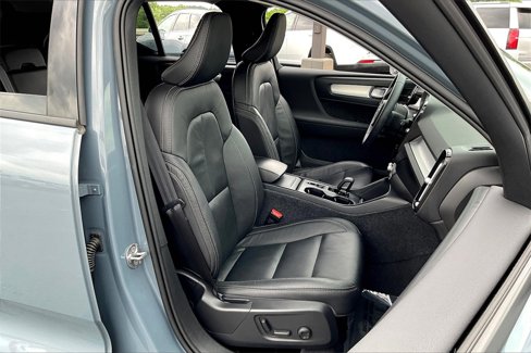 Used 2022 Volvo XC40 T5 Momentum image 25