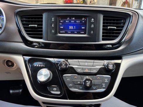 Used 2017 Chrysler Pacifica LX image 32
