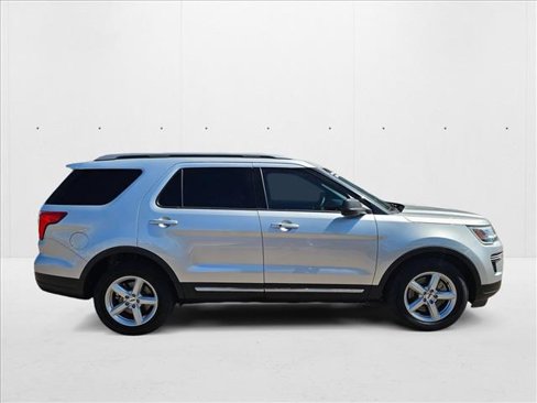 Used 2018 Ford Explorer XLT image 4