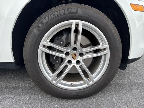 Certified 2025 Porsche Macan image 9