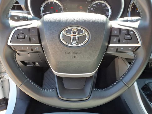 Used 2023 Toyota Highlander XLE image 16