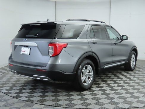 Used 2022 Ford Explorer XLT w/ Equipment Group 202A image 5