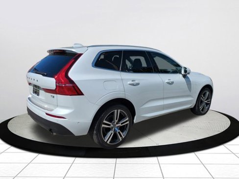 Used 2019 Volvo XC60 T5 Momentum w/ Premium Package image 3