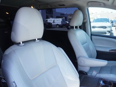 Used 2017 Toyota Sienna Limited Premium image 21