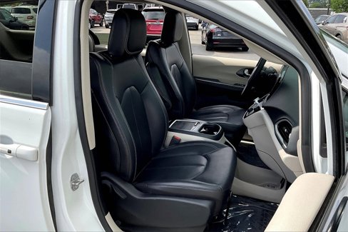 Used 2023 Chrysler Pacifica Touring-L image 26