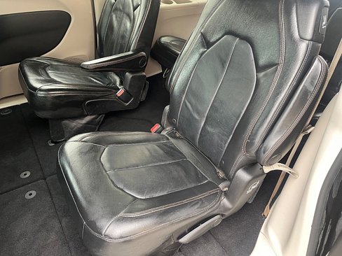 Used 2017 Chrysler Pacifica Touring-L image 14