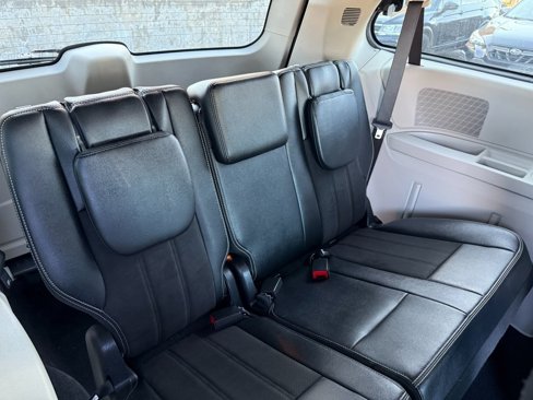 Used 2019 Dodge Grand Caravan SXT image 6