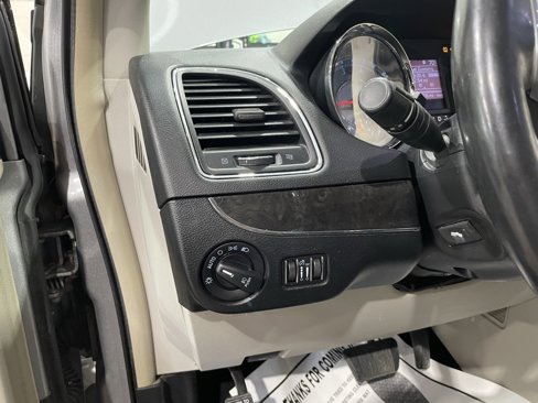 Used 2013 Chrysler Town & Country Touring-L w/ Driver Convenience Group image 32