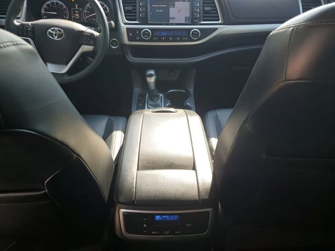 Used 2016 Toyota Highlander XLE image 22