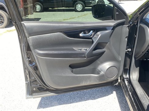 Used 2021 Nissan Rogue Sport SV image 18