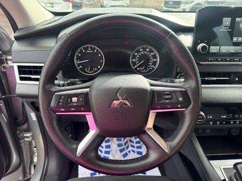 Used 2023 Mitsubishi Outlander SE image 16