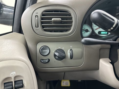 Used 2005 Chrysler Town & Country Limited image 33