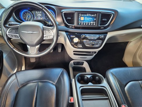 Used 2018 Chrysler Pacifica Touring-L image 11