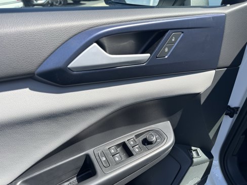 Certified 2023 Volkswagen Taos SE image 15
