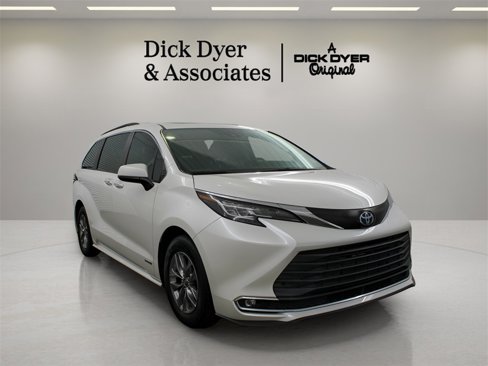 Used 2021 Toyota Sienna XLE image 1
