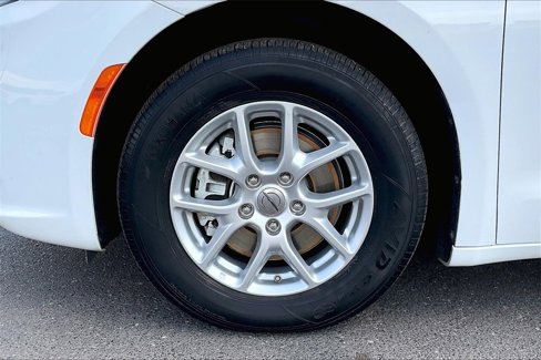 Used 2023 Chrysler Pacifica Touring-L image 29