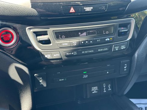 Used 2018 Honda Pilot Touring image 11