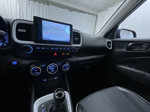 Used 2022 Hyundai Venue Limited image 12