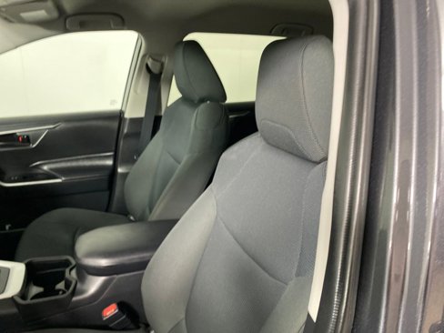 Used 2020 Toyota RAV4 LE image 8