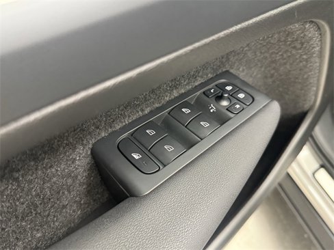 Certified 2025 Volvo XC40 B5 Core image 11