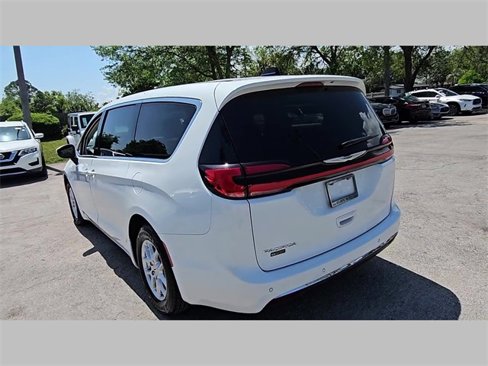 Used 2023 Chrysler Pacifica Touring-L image 17