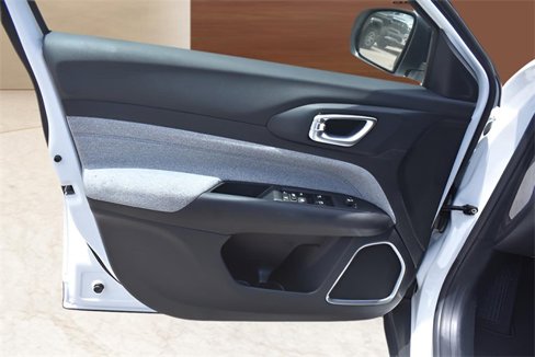 New 2025 Jeep Compass Latitude image 10
