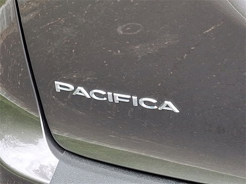 Used 2023 Chrysler Pacifica Touring-L image 24