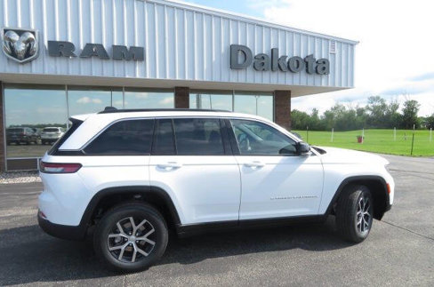 New 2025 Jeep Grand Cherokee Limited image 2