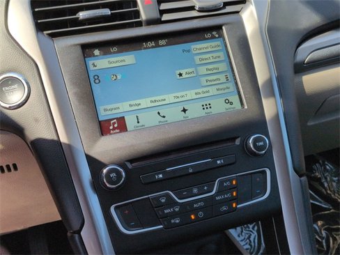 Used 2017 Ford Fusion SE w/ Fusion SE Technology Package image 24