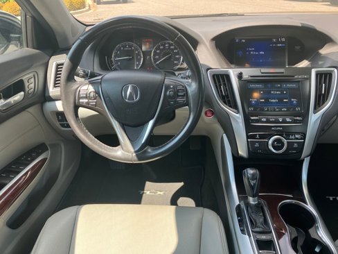 Used 2016 Acura TLX image 2
