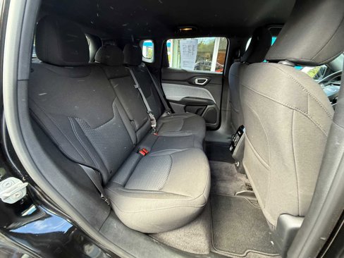 Used 2023 Jeep Compass Sport image 32