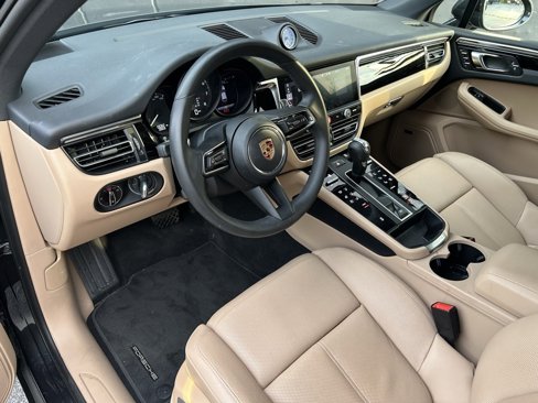Certified 2025 Porsche Macan image 4