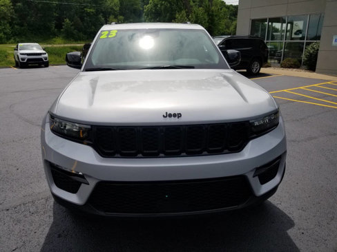 Certified 2023 Jeep Grand Cherokee Limited w/ Black Appearance Package image 2